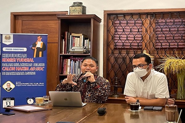 Anggota KY Binziad Kadafi dan Juru Bicara KY Miko Ginting saat jumpat pers di Jakarta, Kamis (11/11/2021). 