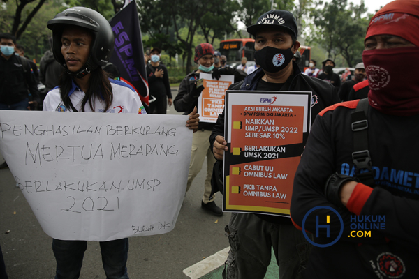 Sejumlah serikat buruh berunjuk rasa di depan Balai Kota Jakarta, Selasa (26/10/2021) menuntut pemerintah untuk menaikan Upah Minimum Provinsi (UMP) tahun 2022 sebesar 10 persen. Foto: RES