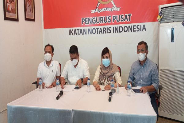 Pengurus Pusat Ikatan Notaris Indonesia (PP INI) saat konferensi pers menyikapi kasus Nirina Jubir di Sekretariat PP INI Jakarta, Minggu (21/11/2021). Foto: MJR  