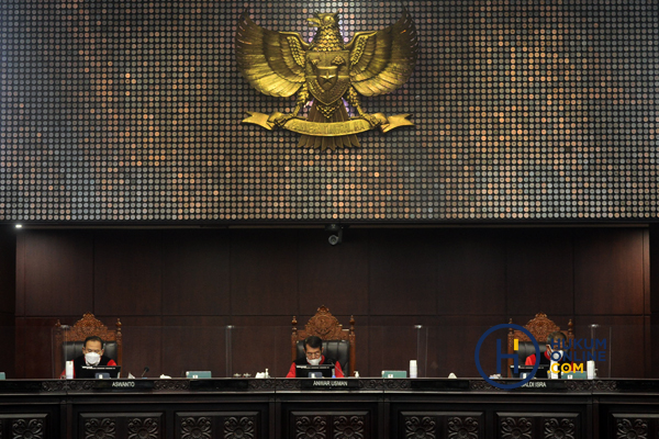 Majelis MK saat membacakan putusan pengujian UU Cipta Kerja di ruang sidang MK, Kamis (25/11/2021). Foto: RES
