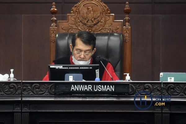 Ketua Majelis MK Anwar Usman saat membacakan amar putusan pengujian UU Cipta Kerja di ruang sidang MK, Kamis (25/11/2021). Foto: RES