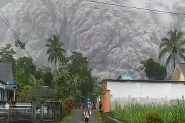 Aktivitas vulkanik Gunung Semeru saat guguran awan panas di Desa Sapiturang, Pronojiwo, Lumajang, Sabtu (4/12/2021) sore. Foto: tangkapan video warga