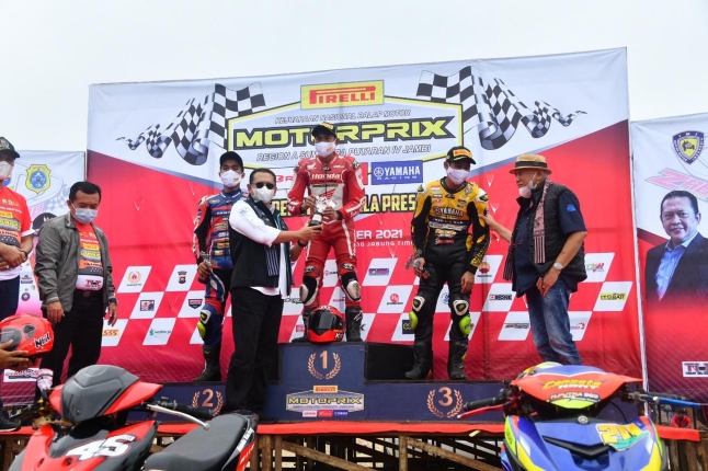 Ketua MPR Bambang Soesatyo menyerahkan tropi ke pemenang Kejurnas MotoPrix Region Sumatera. Foto: Istimewa. 