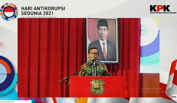 Menko Polhukam Mahfud MD menjadi salah satu pembicara dalam perayaan Hari Anti Korupsi Sedunia yang dilaksanakan di Kepulauan Riau secara virtual pada (6/12). Foto: CR-27