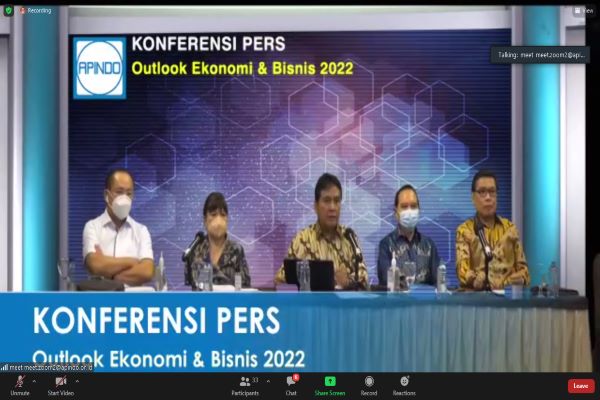 Sejumlah pengurus Apindo saat  konferensi pers secara daring bertema 'Outlook Ekonomi & Bisnis Apindo 2022', Kamis (9/12/2021). Foto: ADY 