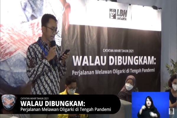 Direktur LBH Jakarta, Arif Maulana dalam peluncuran Catahu LBH Jakarta 2021 bertajuk 'Walau Dibungkam: Perjalanan Melawan Oligarki di Tengah Pandemi', Jumat (17/12/2021) lalu. Foto: ADY  