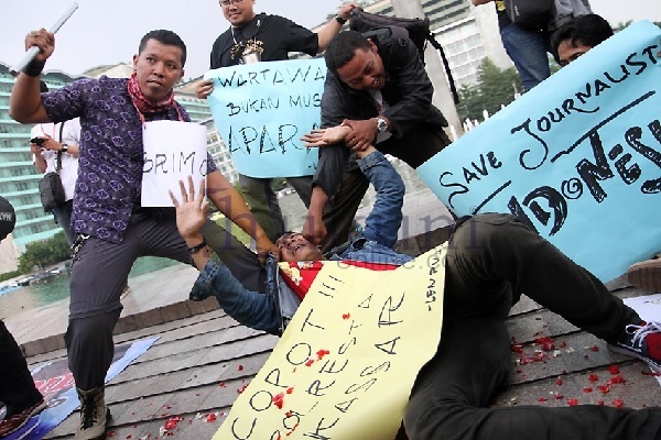 Para jurnalis menggelar aksi protes menolak setiap aksi kekerasan. Foto: RES