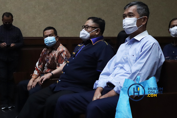 Terdakwa kasus dugaan korupsi pengelolaan dana Asabri, Sonny Widjaja (mantan Dirut Asabri periode 2016-2020) dan Adam Damiri mengikuti sidang pembacaan vonis di Pengadilan Tipikor, Jakarta, Selasa (4/1/). Foto: RES
