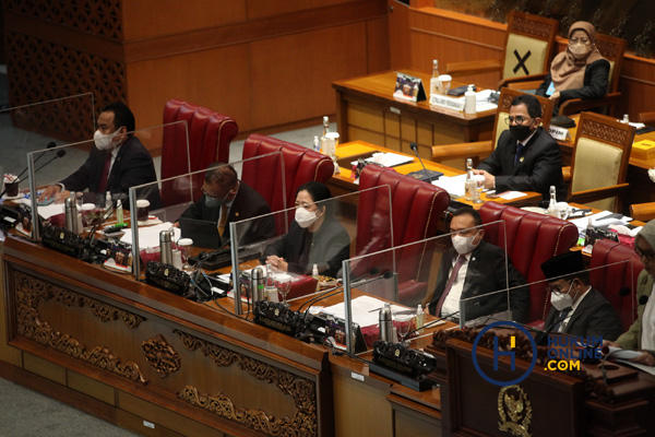 Pimpinan DPR saat pengesahan RUU IKN menjadi UU dalam rapat paripurna, Selasa (18/1/2022). Foto: RES 