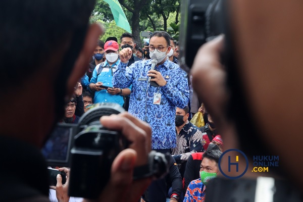 Gubernur DKI Jakarta Anies Baswedan saat menemui massa buruh di depan Balai Kota, yang keberatan atas UMP yang ditetapkan pemerintah hanya naik Rp 37.749 atau sekitar 0,8 persen, Senin (29/11/2021) lalu. Foto: RES