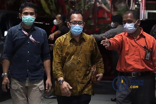 Hakim Pengadilan Negeri (PN) Surabaya Jawa Timur (Jatim) Itong Isnaeni (Batik Coklat) dikawal oleh petugas KPK tiba di Gedung KPK Merha Putih, Jakarta (20/1). Foto: RES