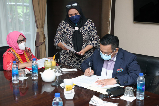 Ketua Umum DPN Peradi Otto Hasibuan menandatangani AJB gedung kantor Peradi, Kamis (20/1). Foto: istimewa.