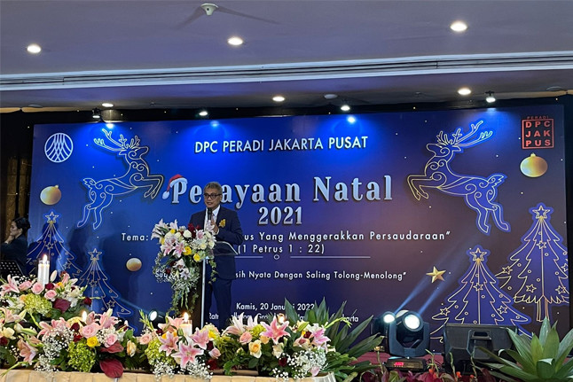 Ketua Panitia Perayaan Natal 2021 DPC Peradi Jakarta Pusat, Johannes C. Sahetapy-Engel menyampaikan sambutan Natal dan Tahun Baru. Foto: istimewa. 