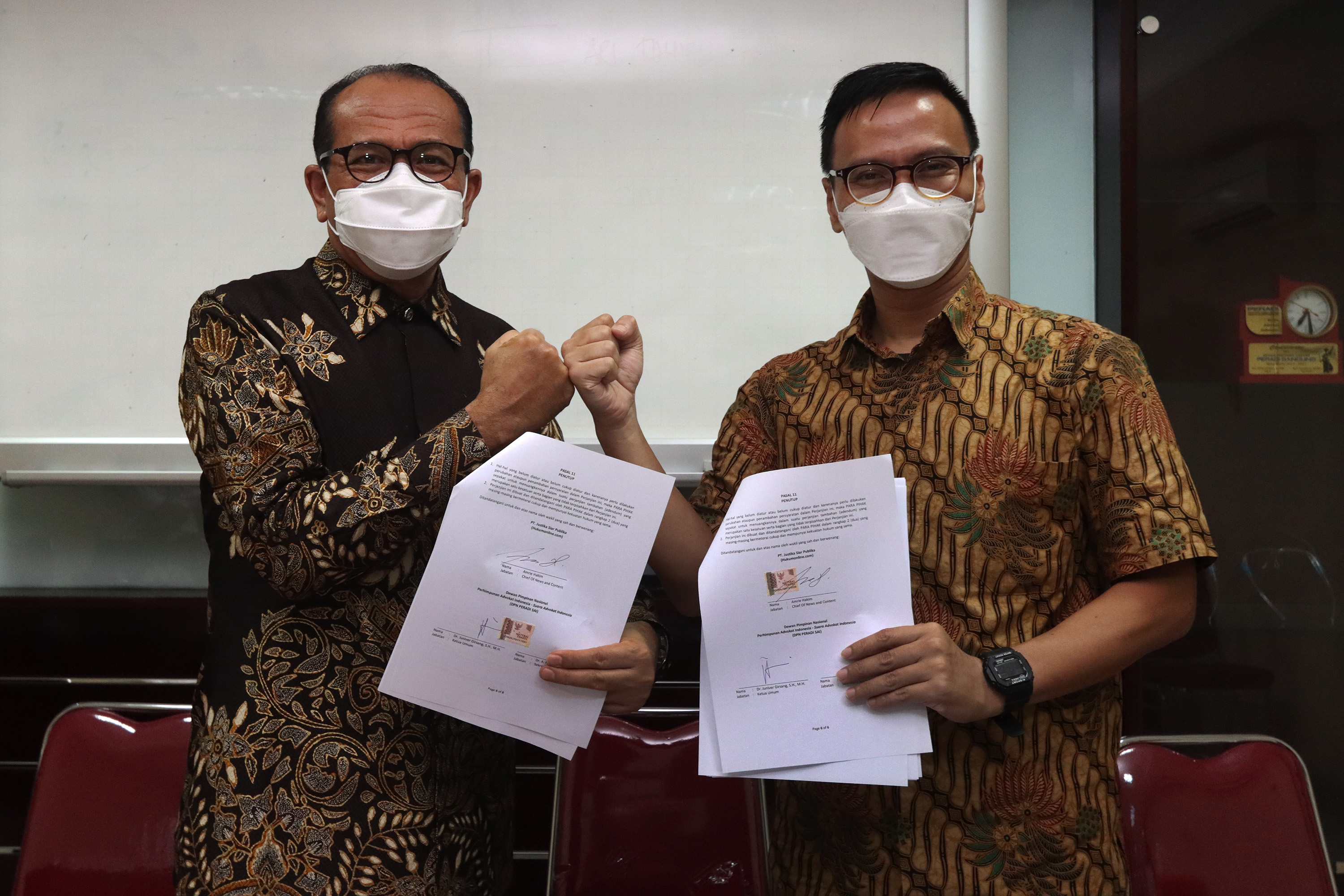 Ketua Umum DPN Peradi-SAI, Juniver Girsang dan Chief Content Officer Hukumonline, Amrie Hakim. Foto: RES.