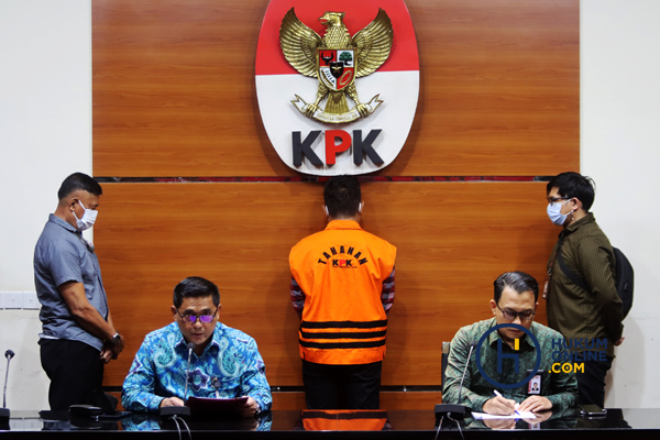 KPK menetapkan tiga orang sebagai tersangka kasus dugaan suap terkait pengajuan dana PEN Daerah untuk Kabupaten Kolaka Timur, Sulawesi Tenggara tahun 2021. Foto: RES
