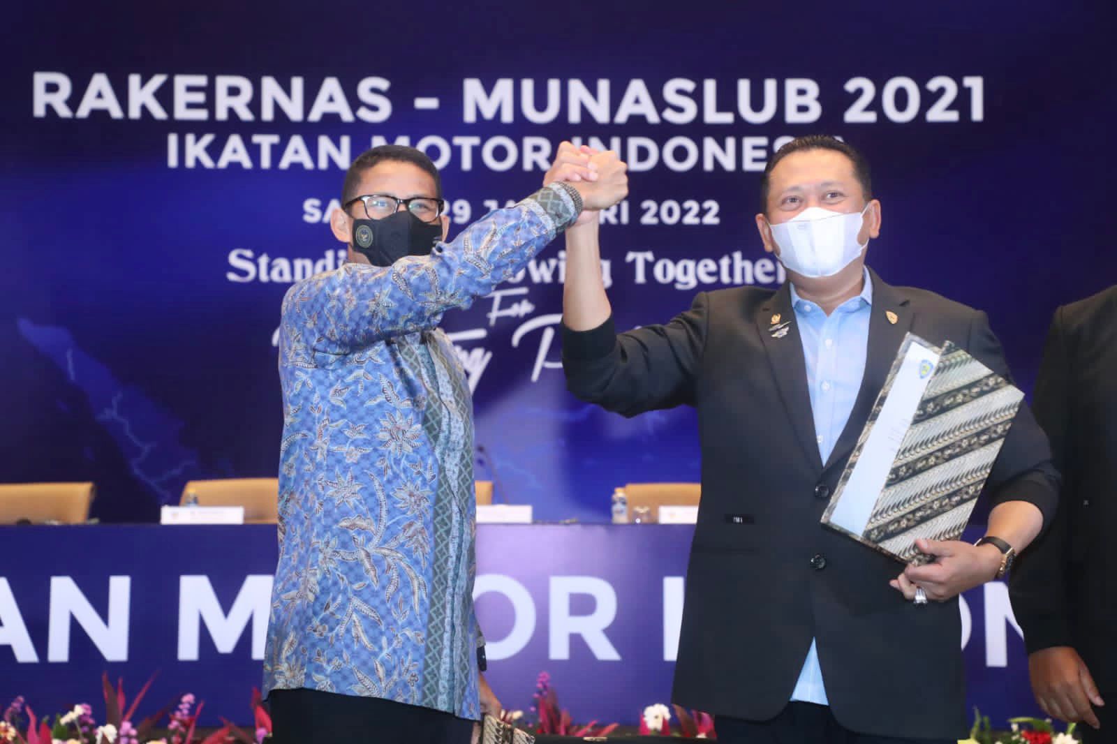 Ketua MPR RI sekaligus Ketua IMI, Bambang Soesatyo bersama Menteri Pariwisata dan Ekonomi Kreatif, Sandiaga Uno. Foto: istimewa.