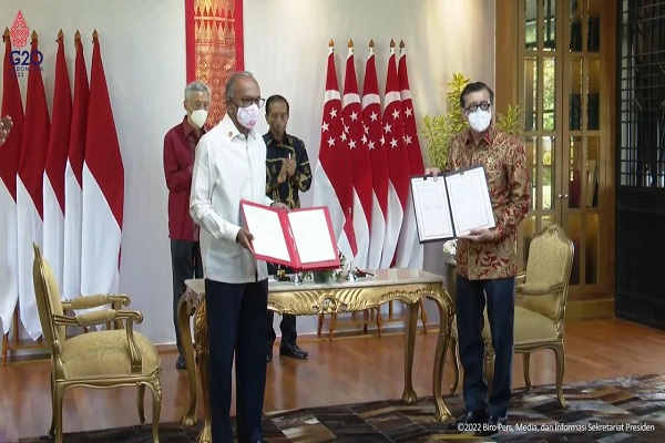 Indonesia-Singapura menandatangani sejumlah perjanjian, salah satunya perjanjian ekstradisi disaksikan Presiden Indonesia dan Perdana Menteri Singapura, Selasa (25/1/2022). Foto: Setpres