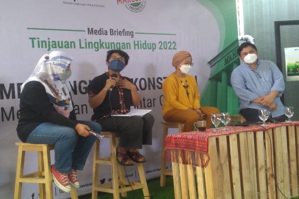 Kiri ke kanan: Dewi Puspa (Walhi), Brigitta Isworo (Jurnalis Senior Kompas), Ika Ningtyas (Sekjen AJI Indonesia), Feri Amsari (Peneliti PUSaKO). Foto: ADY 