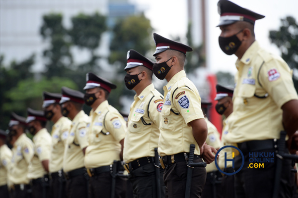 Polri secara resmi mengumumkan warna baru seragam satuan pengamanan (satpam) pada upacara Hari Ulang Tahun (HUT) ke-41 Satpam, di Lapangan Bhayangkara Polri, Jakarta, Rabu (2/2). Foto: RES