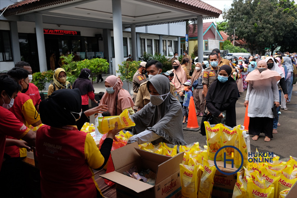 Sejumlah warga antre membeli minyak goreng kemasan saat operasi pasar minyak goreng murah di Halaman Kantor Kecamatan Pamulang, Tangerang Selatan, Banten, Sabtu (5/2). Foto: RES