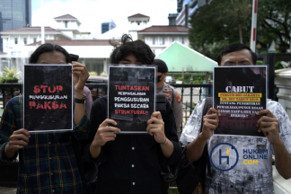 Aksi Menuntut Gubernur DKI Mencabut Pergub tentang Penggusuran Paksa