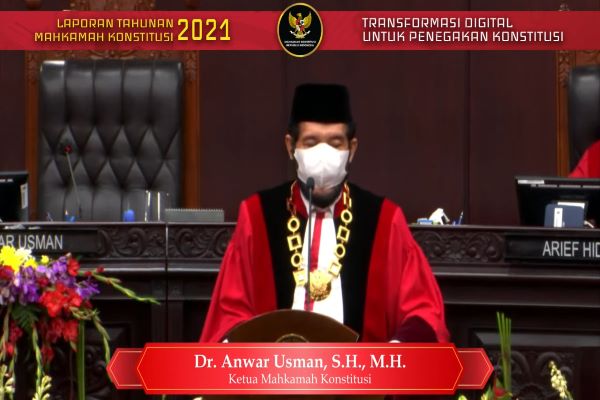 Ketua MK Anwar Usman saat menyampaikan Laporan Tahunan MK 2021, Kamis (10/2/2022). Foto: CR-28