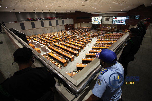 Suasana rapat paripurna saat persetujuan RUU menjadi UU di Gedung DPR. Foto: RES