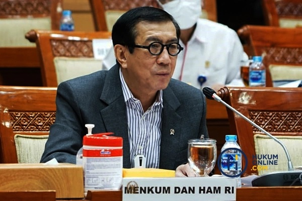 Menkumham Yasonna H. Laoly saat mengikuti rapat kerja dengan Komisi III DPR membahas RUU Hukum Acara Perdata di Kompleks Parlemen, Senayan, Rabu (16/2/2022). Foto: RES