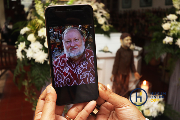 Gregory Churchill saat dimakamkan di rumahnya, Jalan Gelagah 47, Pisangan Ciputat Timur, Tangerang Selatan, Sabtu (19/2/2022). Foto: RES