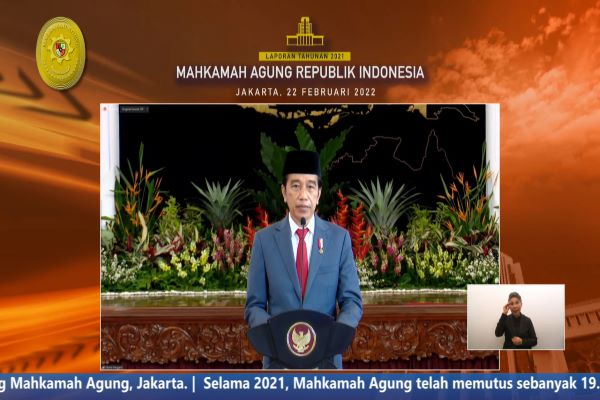 Presiden Jokowi saat menyampaikan sambutan dalam pleno penyampaian Laporan Tahunan MA 2021, Selasa (2/2/2022).   