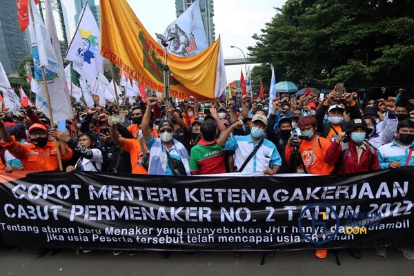 Ratusan massa buruh saat melakukan aksinya di depan kantor Kementerian Ketenagakerjaan, Rabu (16/2/2022). Foto: RES