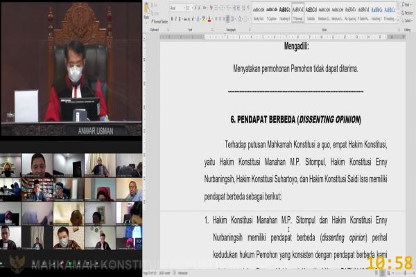 Ketua Majelis MK Anwar Usman saat membacakan putusan pengujian Pasal 222 UU Pemilu, Kamis (24/2/2022). 