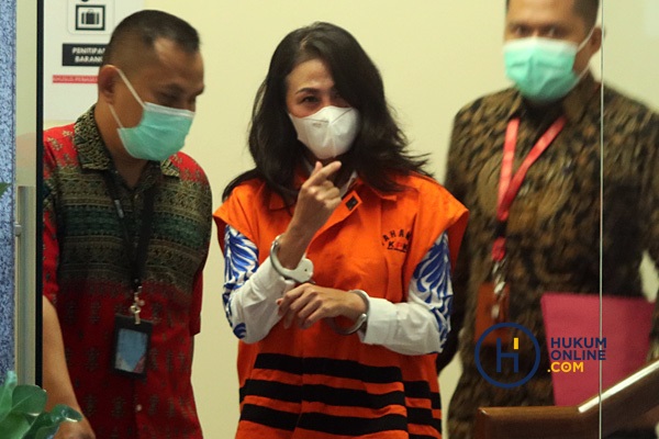 Tersangka Direktur PT Vidi Citra Kencana (VCK) Ivana Kwelju, ditahan KPK, usai menjalani pemeriksaan, di Gedung KPK Merah Putih, Jakarta, Rabu (2/3). Foto: RES