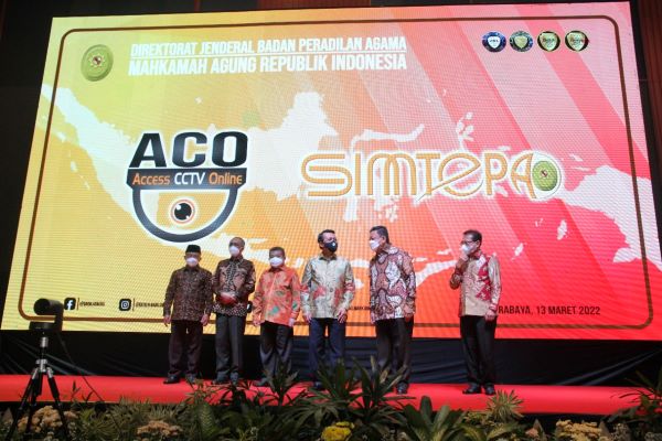 Ketua MA M. Syarifuddin dan Dirjen Badilag MA Aco Nur bersama pimpinan MA saat peluncuran aplikasi SIMTEPA dan ACO, Minggu (13/3/2022). Foto: Humas MA   