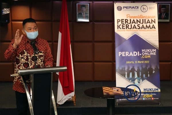Ketua Umum DPN Peradi Otto Hasibuan saat penandatanganan Perjanjian Kerja Sama dengan Hukumonline terkait pendidikan hukum berkelanjutan di Sekretariat DPN Peradi Jakarta, Selasa (15/3/2022). Foto: RES