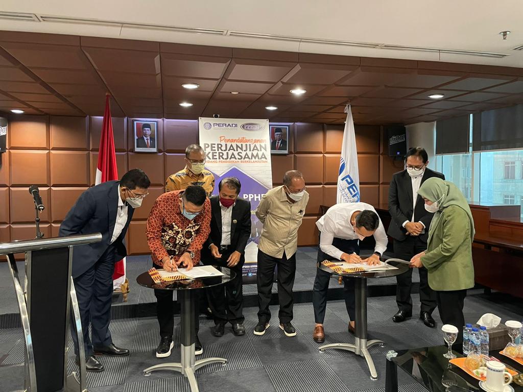 Perjanjian kerja sama ditandatangani oleh Ketua Umum DPN Peradi, Otto Hasibuan dan Chief Executive Officer PPHBI, Andrew Betlehn. Foto: istimewa.
