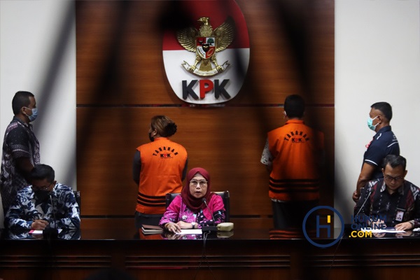 KPK mengadakan jumpa pers terkait kasus korupsi yang melibatkan eks Bupati Tabanan, Ni Putu Eka Wiryastuti, Kamis (24/3) malam. Foto: RES 