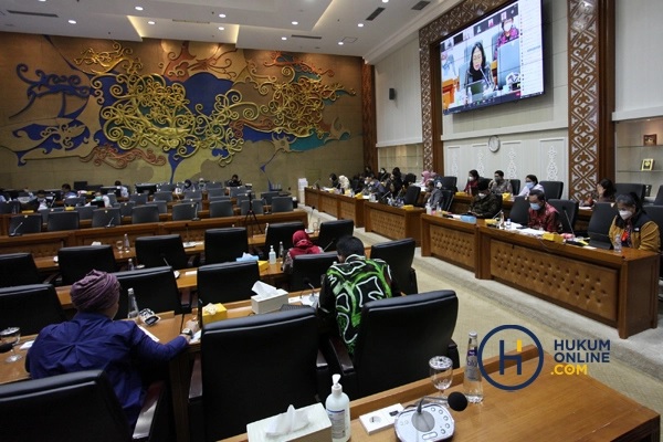 Suasana pembahasan RUU tentang Tindak Pidana Kekerasan Seksual antara pemerintah dan Baleg DPR, Kamis (24/3/2022). Foto: RES 