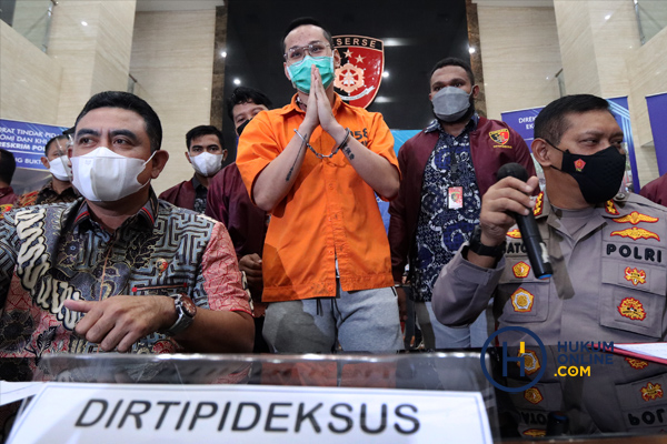 Tersangka Indra Kenz mengenakan baju tahanan di Bareskrim Mabes Polri, Jumat (25/3). Foto: RES