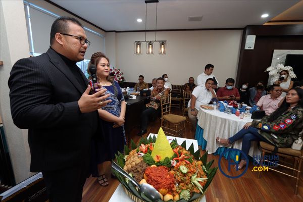 Jimmy Simanjuntak ditemani istri Dessy Tiurlan Christiawaty Sagala saat memberi sambutan syukuran peresmian kantor baru Jimmy Simanjuntak & Partners Law Firm di kawasan Jakarta Barat, Kamis (31/3/2022).