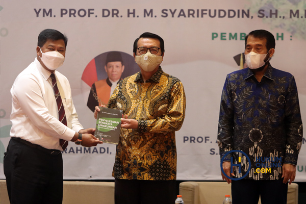 Hakim Agung Prim Haryadi saat menyerahkan buku karyanya kepada Ketua MA M. Syarifuddin didampingi Ketua MK Anwar Usman, Jumat (1/4/2022). Foto: RES  