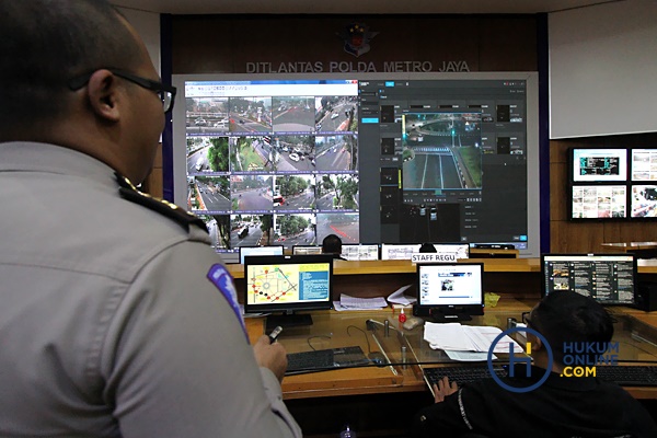 Petugas kepolisian sedang memantau CCTV terkait pemberlakuan tilang elektronik. Foto: RES