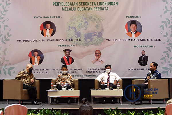  Suasana diskusi peluncuran dan bedah buku berjudul 'Penyelesaian Sengketa Lingkungan Melalui Gugatan Perdata', Jumat (1/4/2022). Foto: RES 