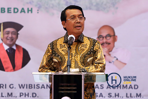 Ketua MA M. Syarifuddin saat peluncuran dan bedah buku berjudul 'Penyelesaian Sengketa Lingkungan Melalui Gugatan Perdata', Jumat (1/4/2022). Foto: RES