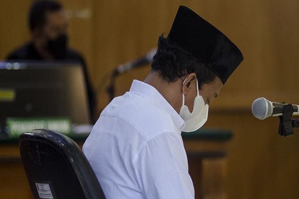 Terdakwa pemerkosaan 13 santriwati Herry Wirawan saat menjalani sidang di PN Bandung. Foto: PT Bandung