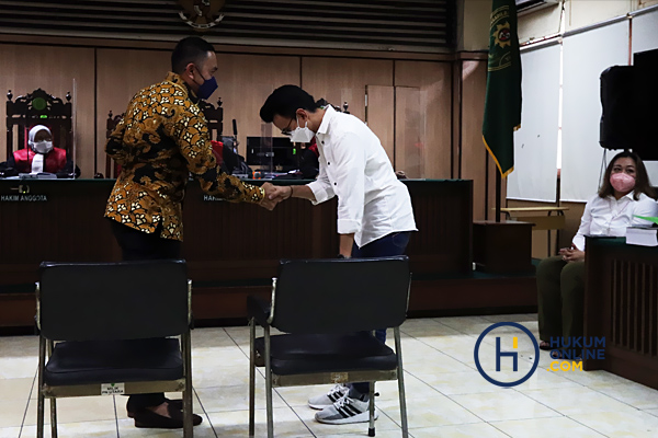 Terdakwa Adam Deni saat berjabat tangan dengan Ahmad Sahroni di persidangan, Rabu (6/4). Foto: RES