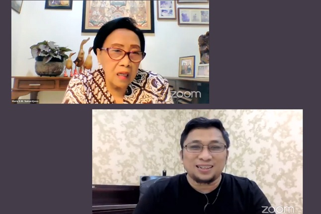 Prof Maria SW Sumardjono dan Feri Amsari dalam sebuah diskusi, Rabu (06/04/2022). Foto: MR 34/MR 37