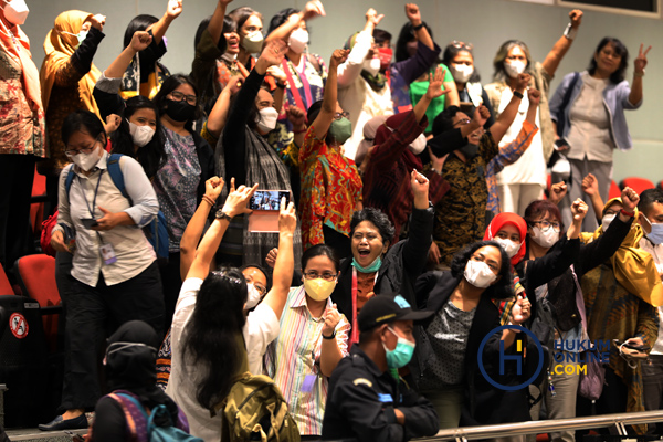 Sejumlah aktivis perempuan menyambut gembira usai RUU TPKS disetujui menjadi UU di Kompleks Parlemen, Selasa (12/4/2022). Foto: RES
