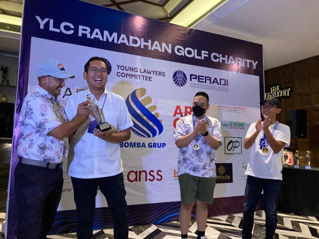 Penyerahan hadiah kepada pemenang YLC Ramadhan Golf Charity. Foto: istimewa. 