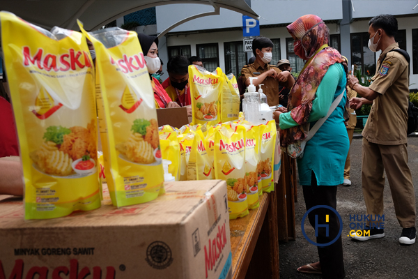 Ilustrasi warga mengantre membeli minyak goreng murah. Foto: RES
